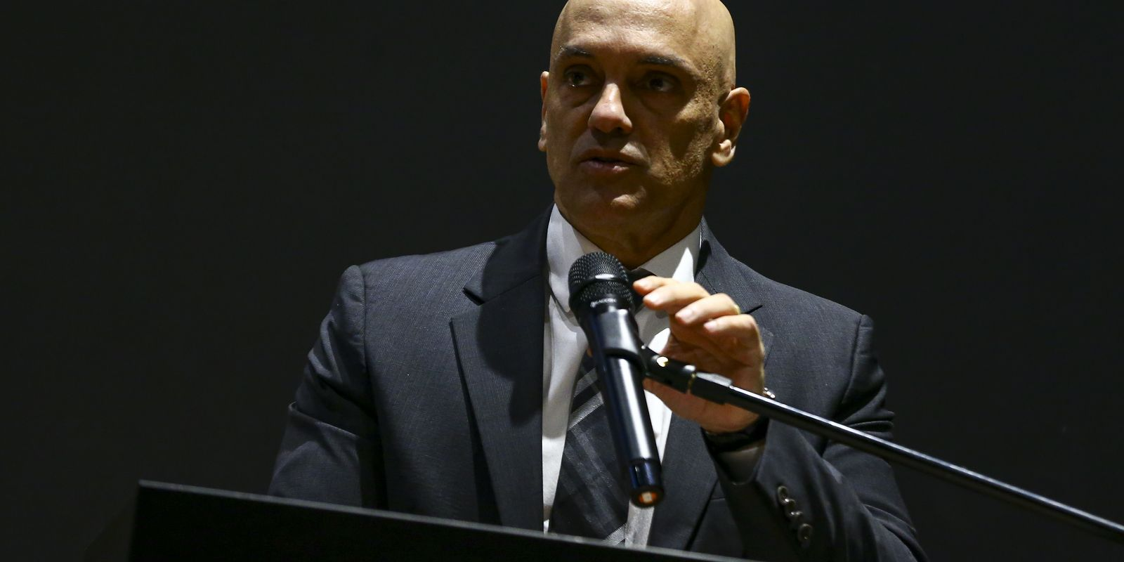 Alexandre de Moraes fala ao microfone durante cerimônia em Brasília