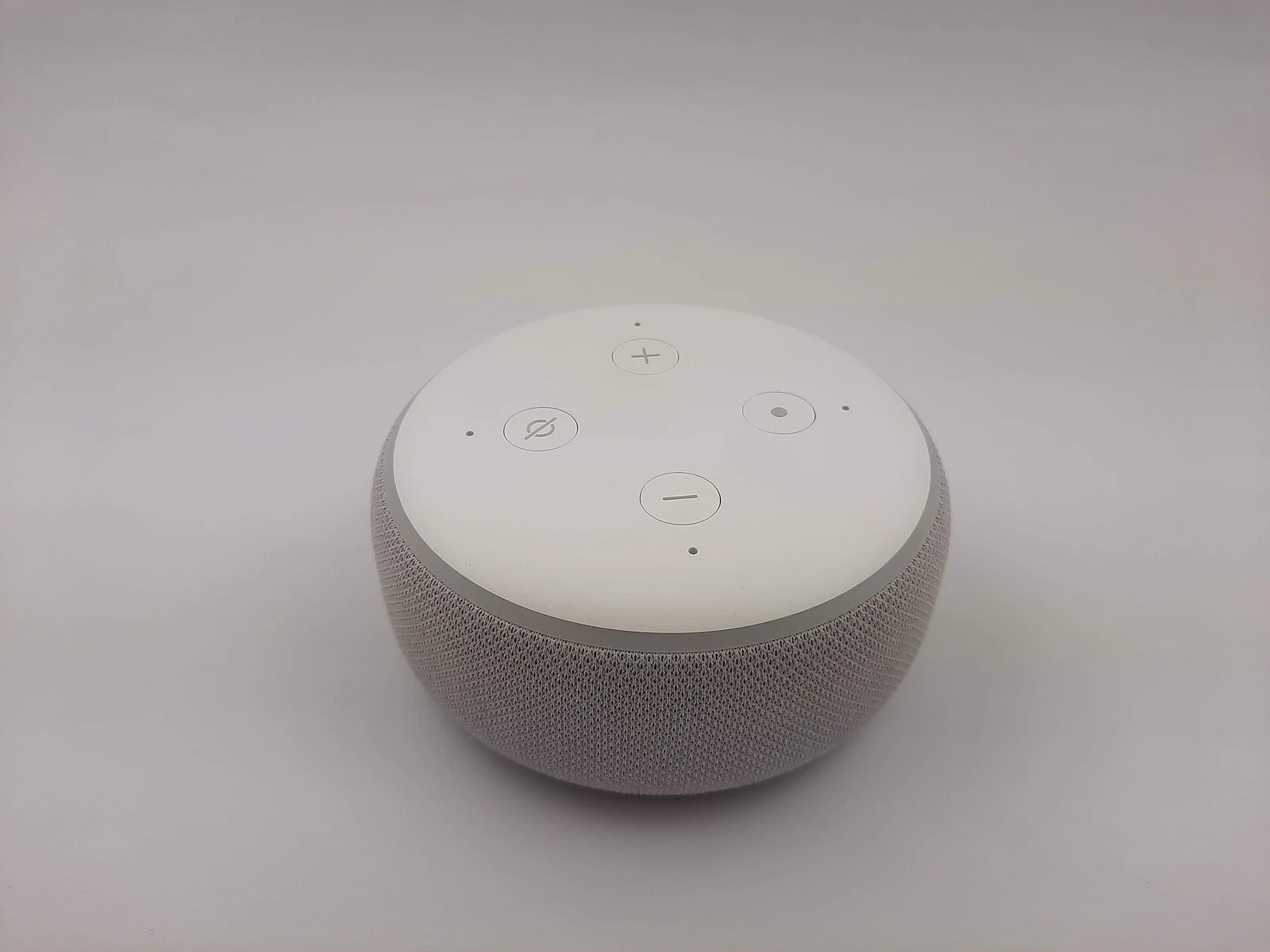 Amazon Echo Dot de terceira geração. Foto de arquivo para contextualizar assistentes de voz; não identifica usuário afetado no caso Alexa.