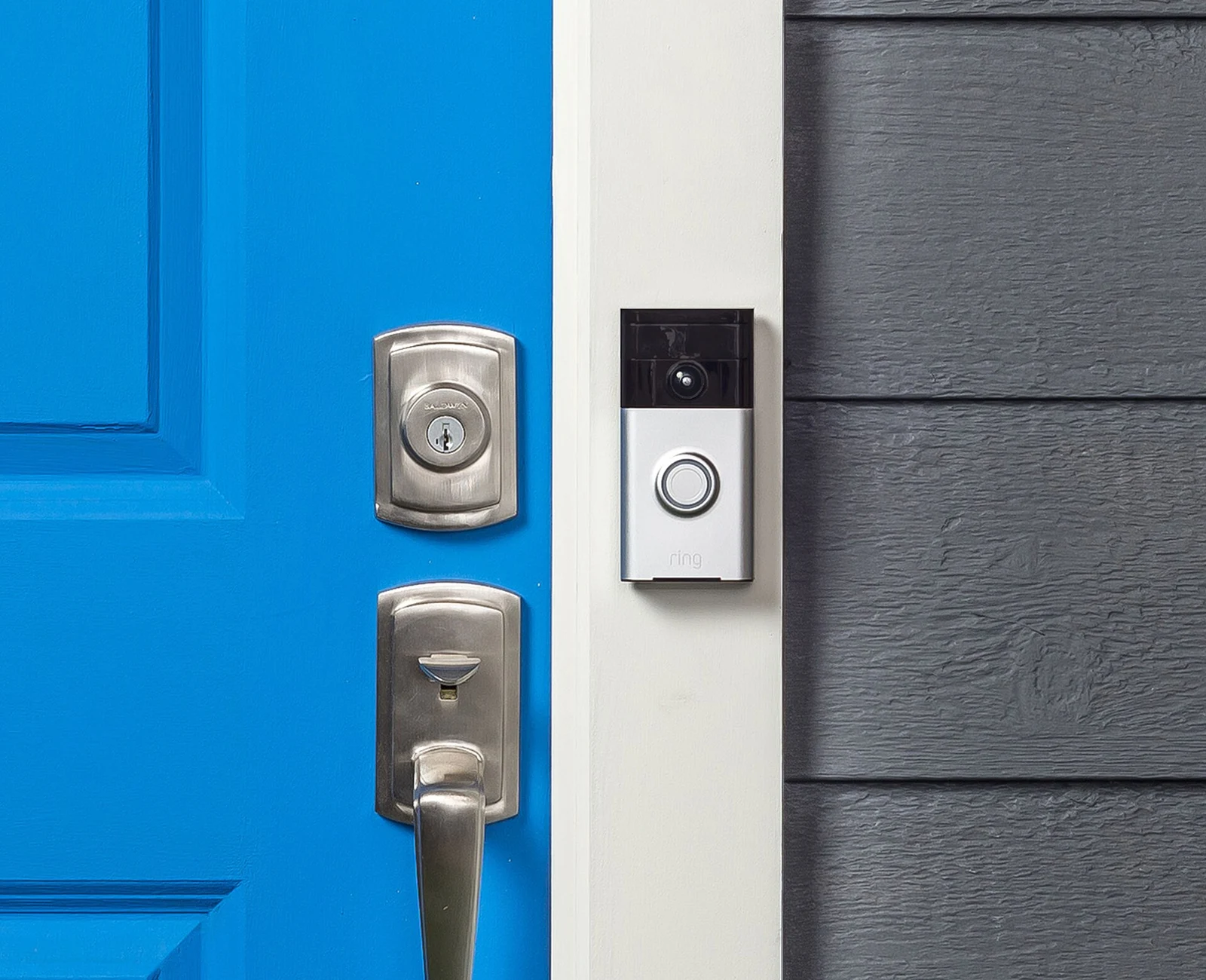 Campainha com câmera Ring instalada junto a uma porta. Foto de arquivo; não retrata uma residência ou um equipamento identificado nos incidentes.