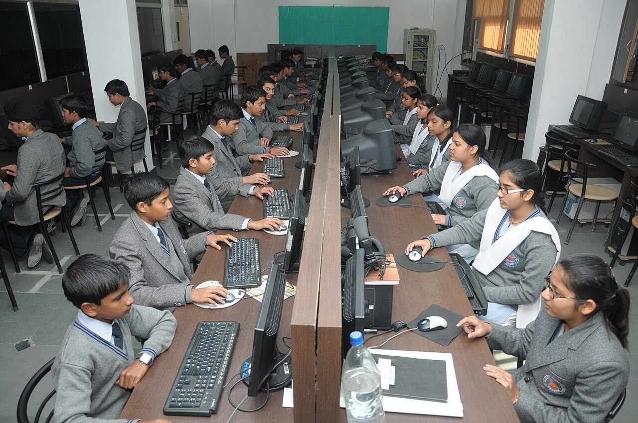 Laboratório de informática de escola na Índia, em registro de 2017