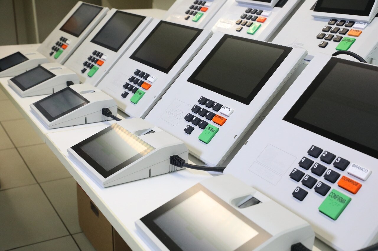 Urnas eletrônicas apresentadas pelo TSE em dezembro de 2021