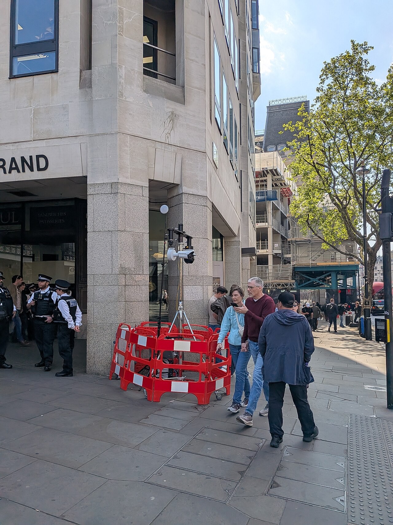 Equipamento de reconhecimento facial em Charing Cross, Londres, em abril de 2026