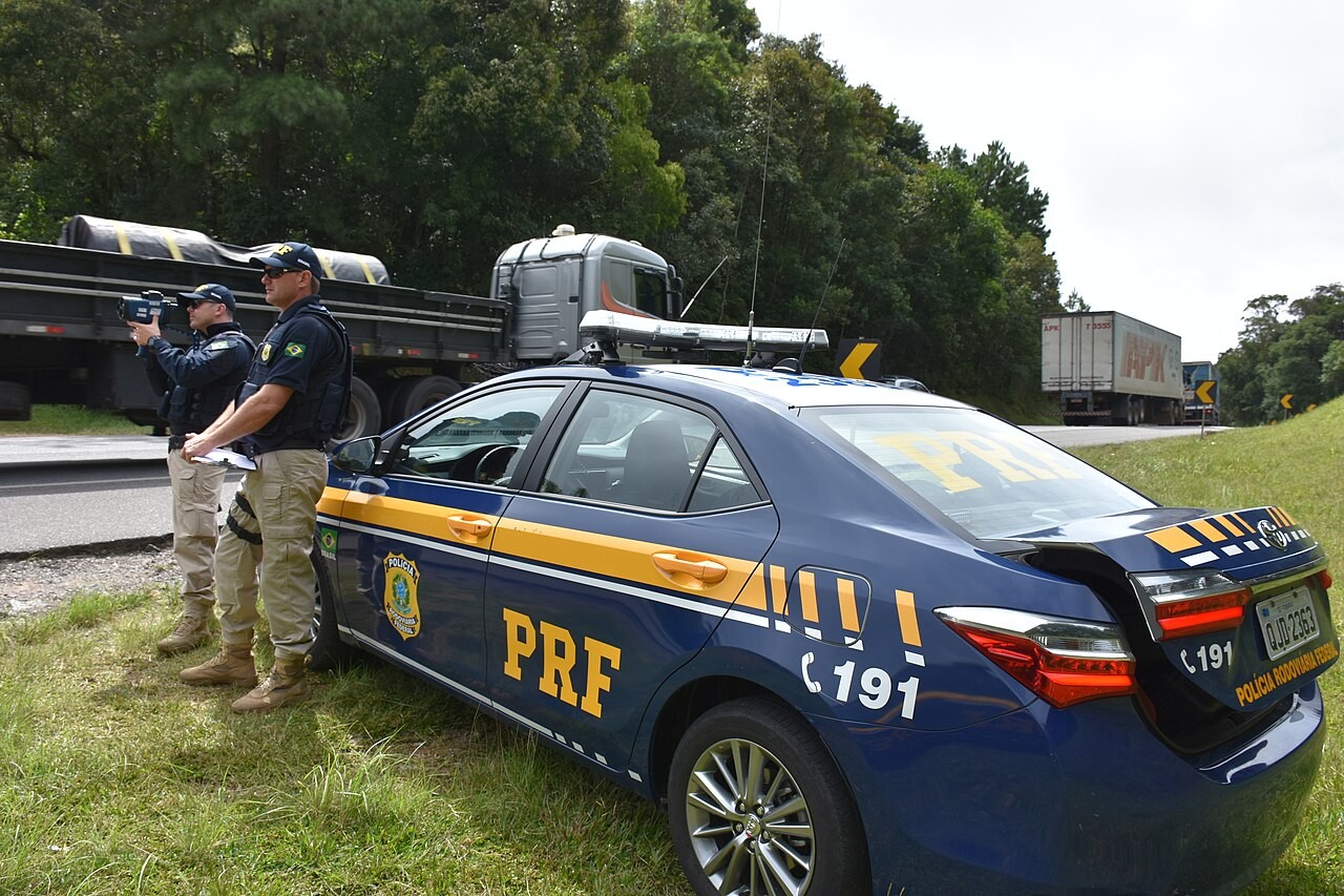 Equipe da PRF em fiscalização na BR-376, em Tijucas do Sul, no Paraná