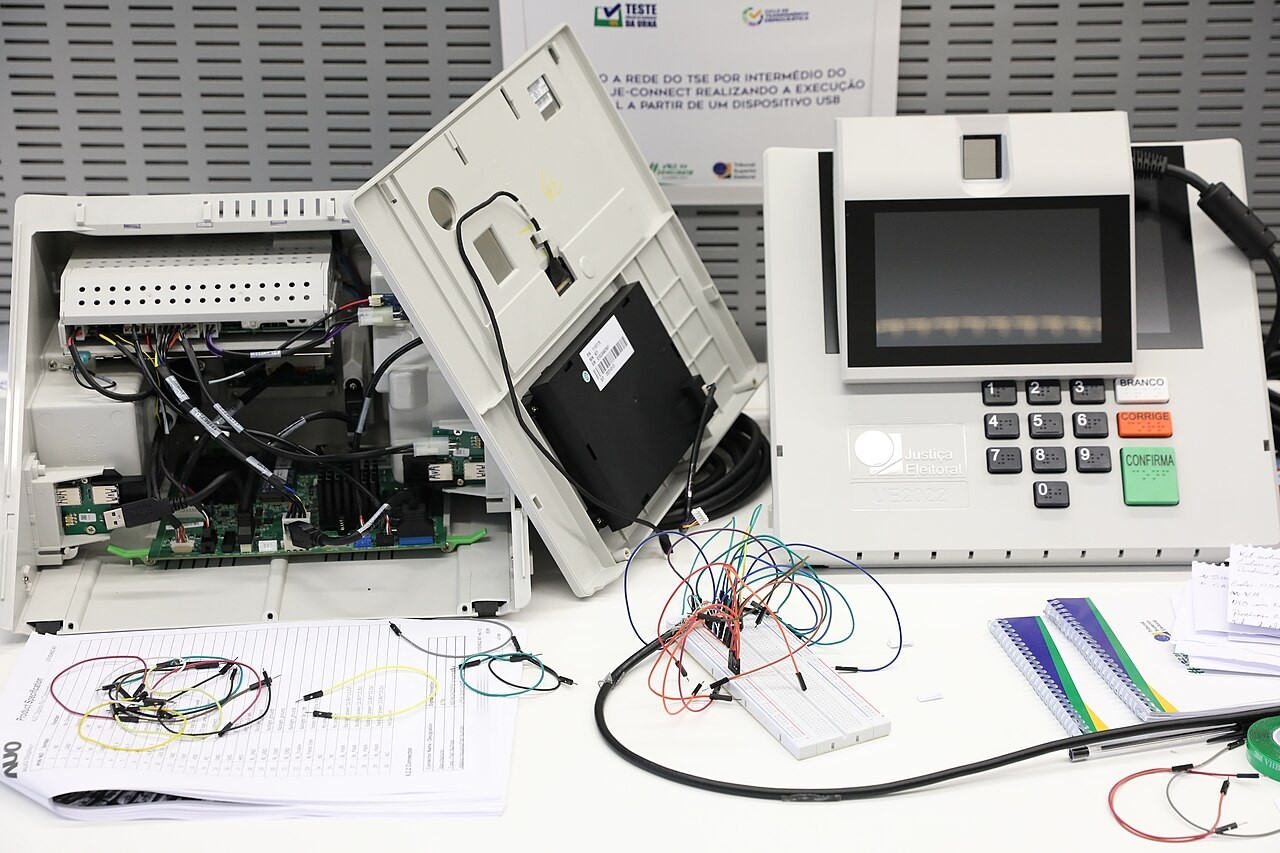 Componentes internos de urna eletrônica, em registro divulgado pelo TSE em dezembro de 2023