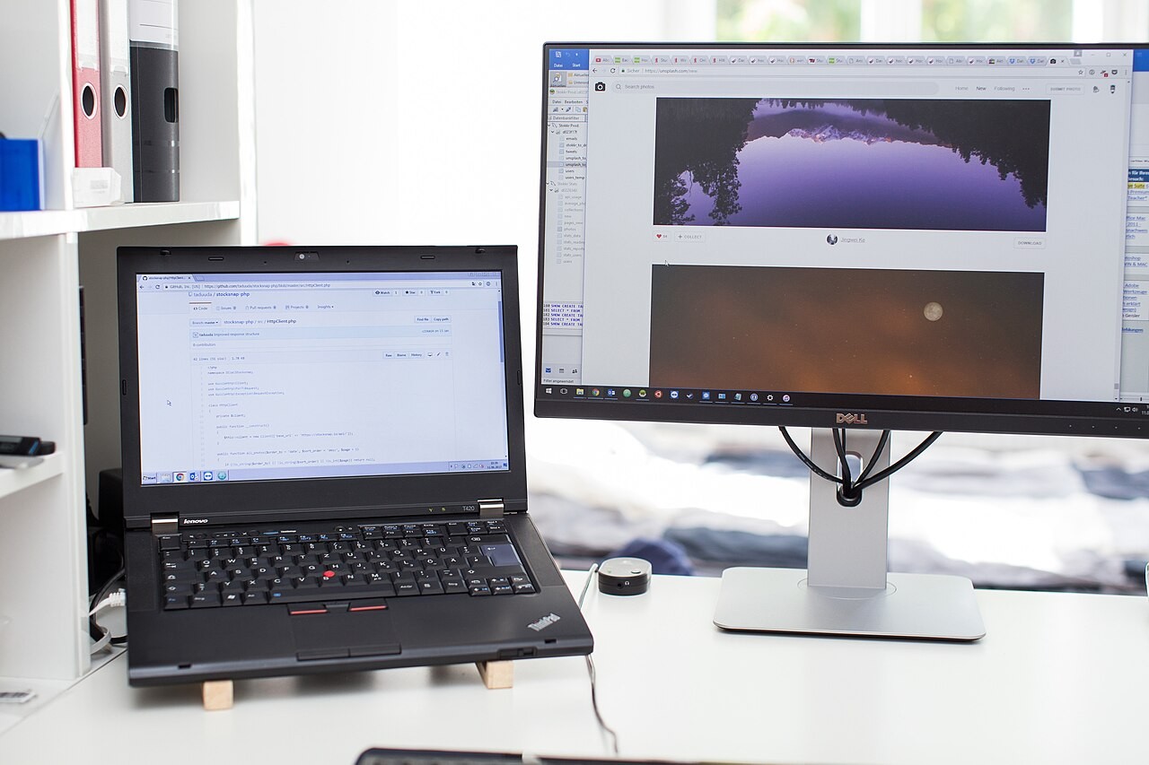 Computadores em uma mesa de trabalho