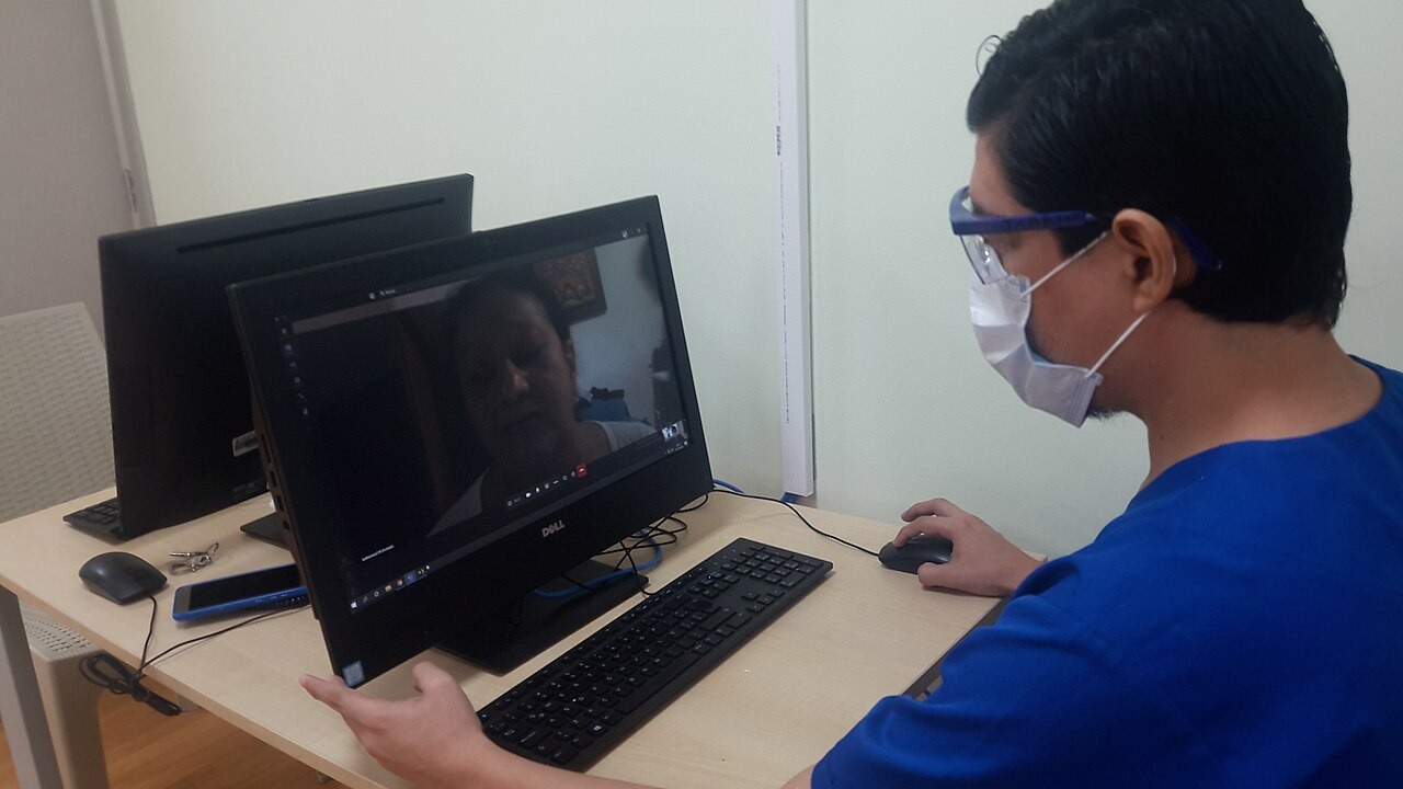 Profissional de saúde em teleconsulta, em registro de 2020