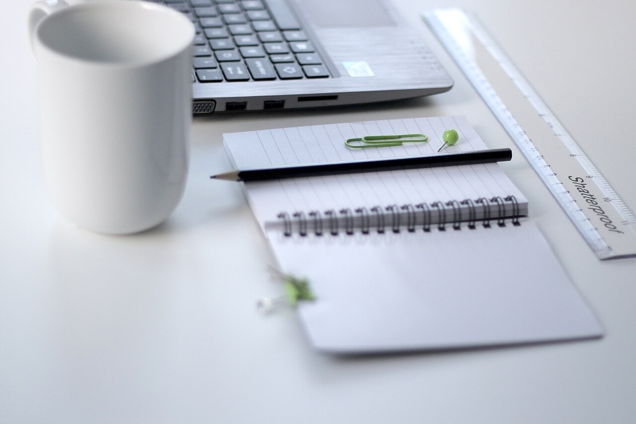 Notebook e material de trabalho em uma mesa