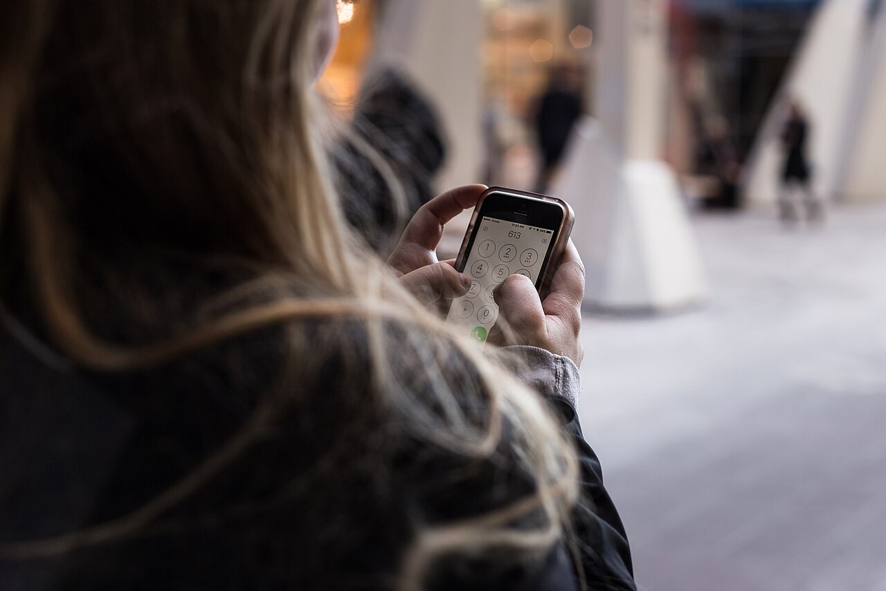 Pessoa utiliza um telefone celular