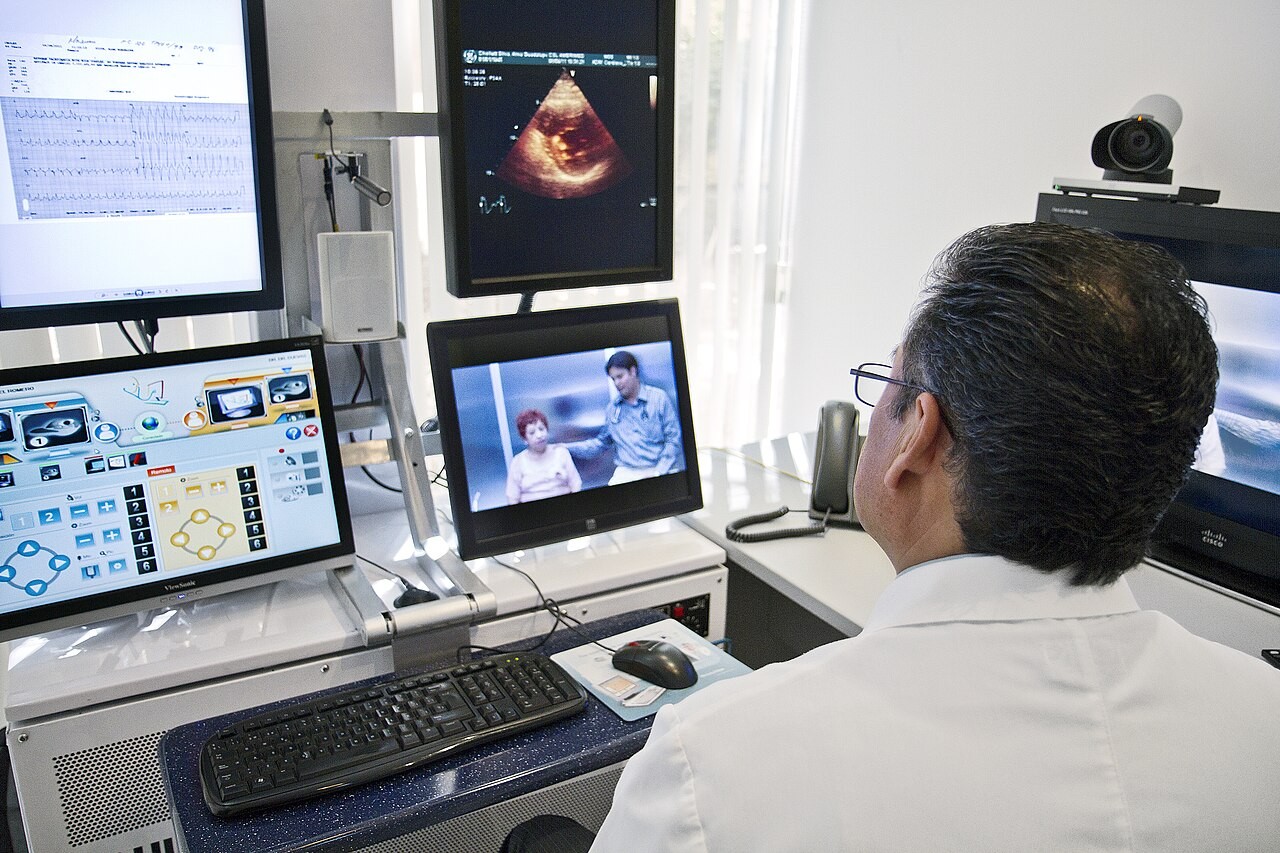 Profissional em estrutura de telemedicina, em fotografia de arquivo. Imagem de contexto sobre avaliação clínica; não retrata a equipe que atende Lito Sousa