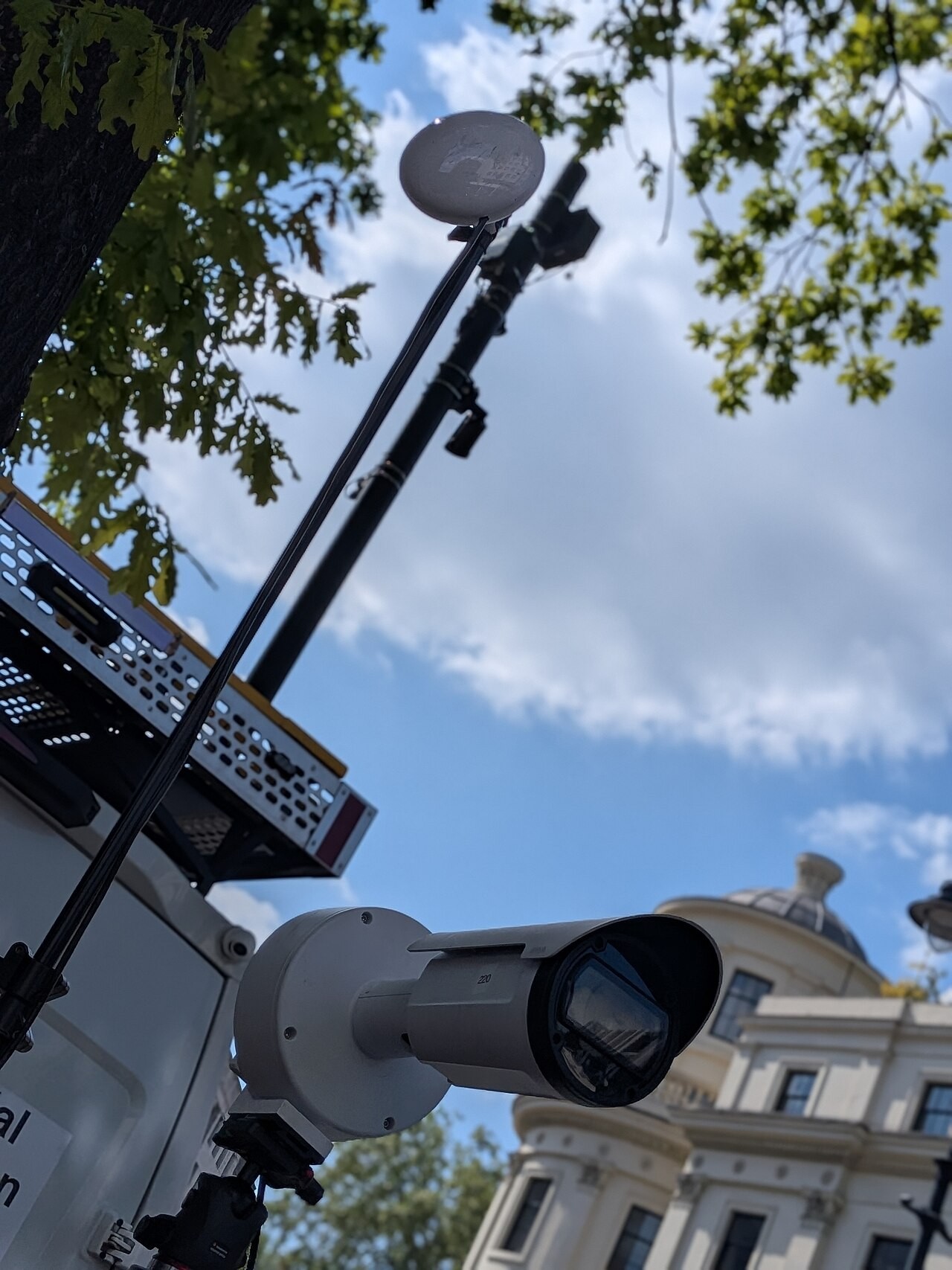 Câmera em ponto de reconhecimento facial policial em Charing Cross, Londres, em abril de 2026