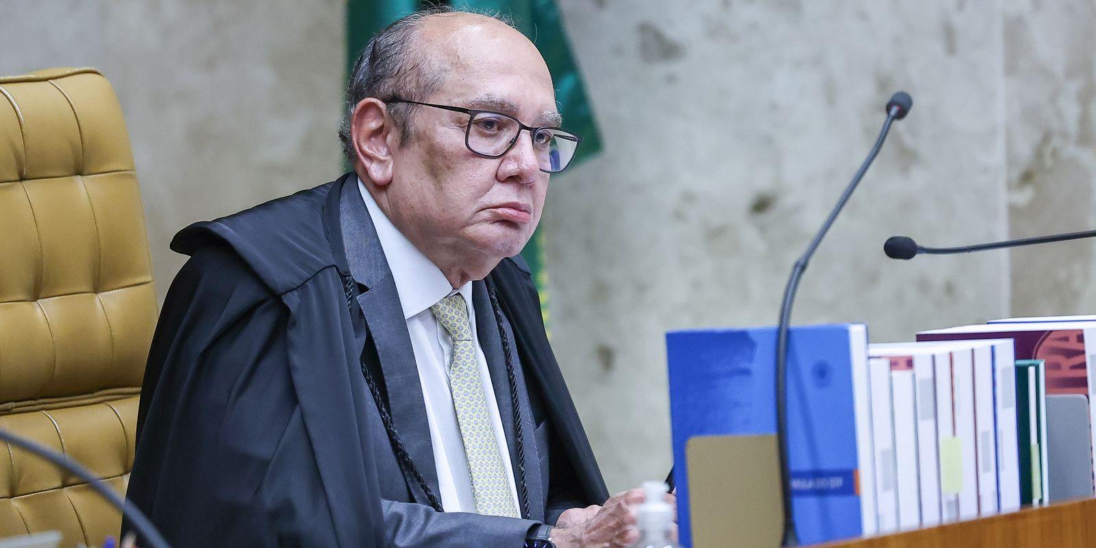 Gilmar Mendes de toga, sentado no plenário do Supremo Tribunal Federal