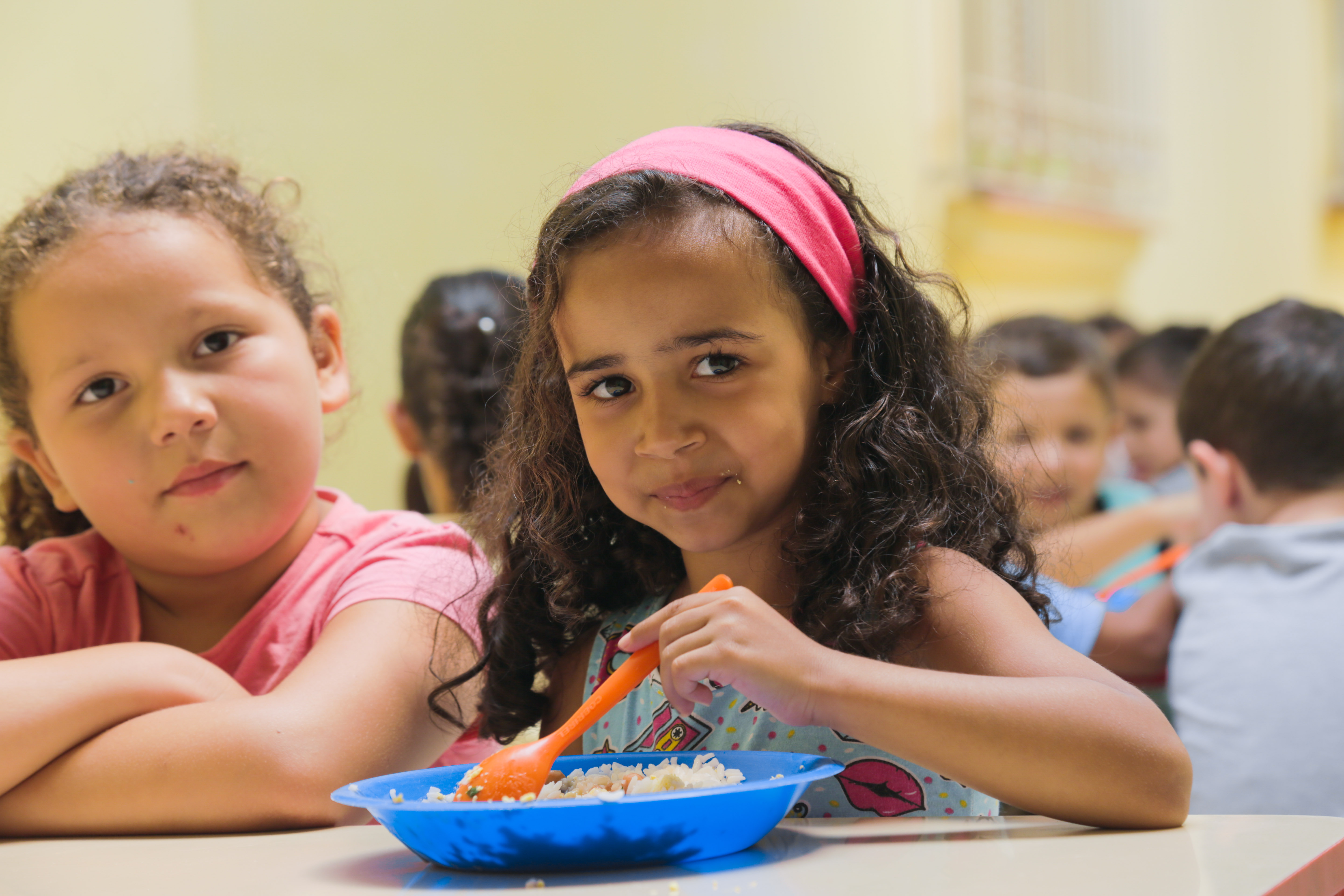 Crianças fazem uma refeição em escola de Itapevi, em fotografia de arquivo.