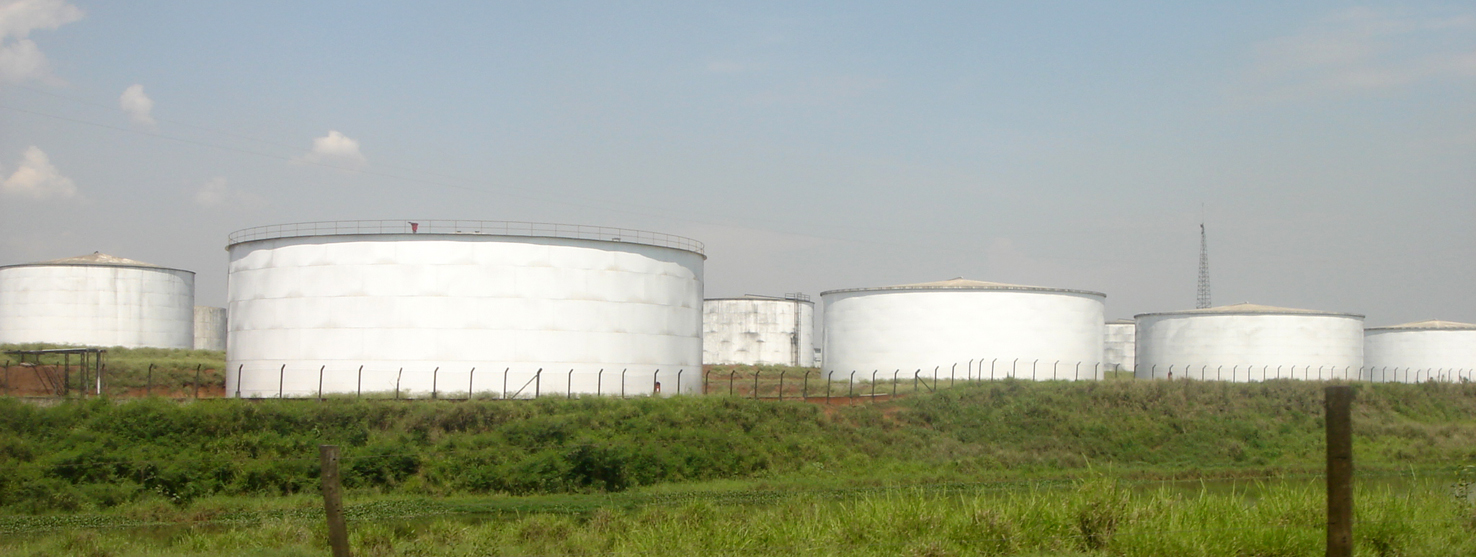 Tanques de armazenamento de etanol em uma usina de Piracicaba.
