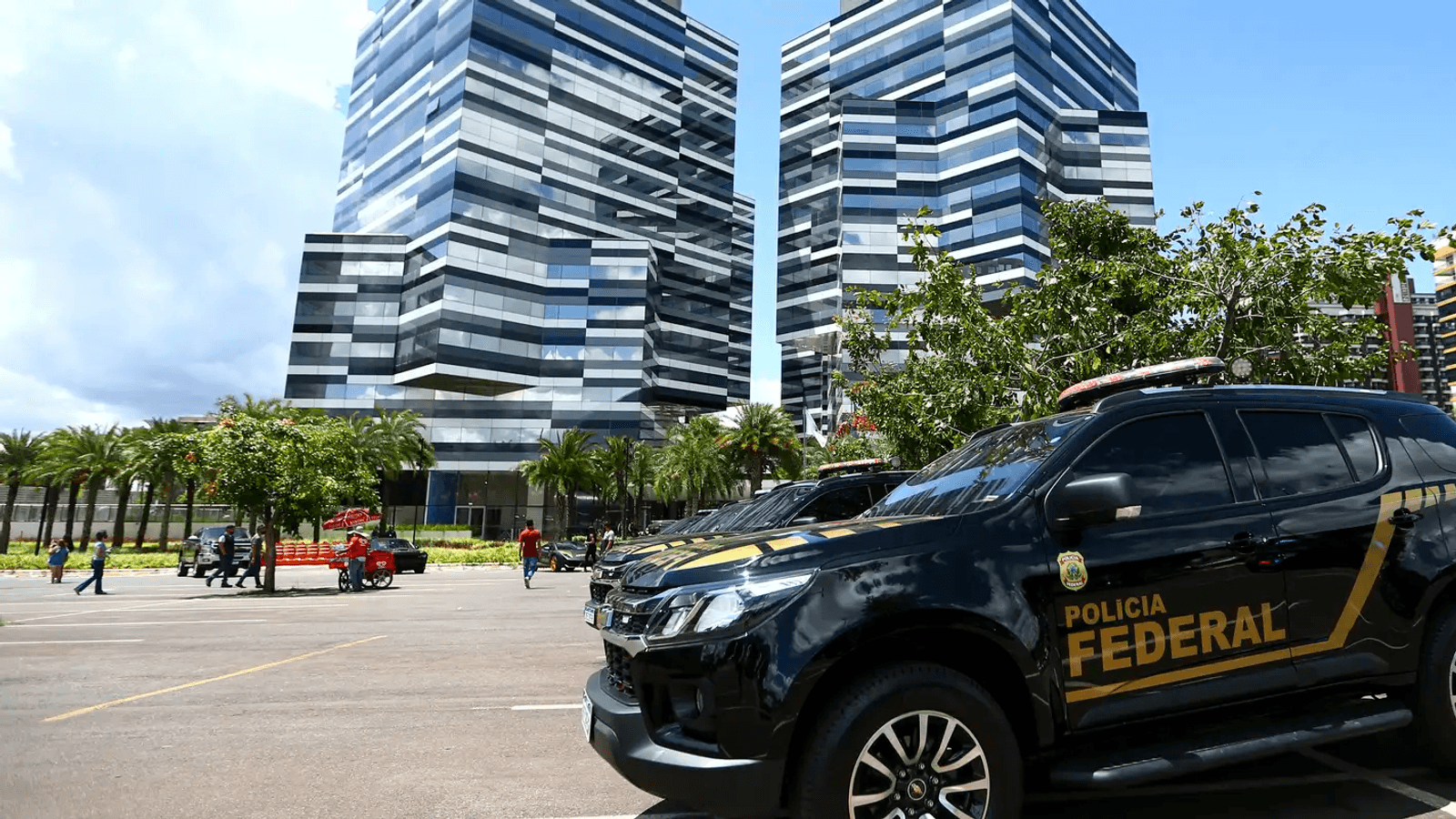 Viatura da Polícia Federal diante de edifício público