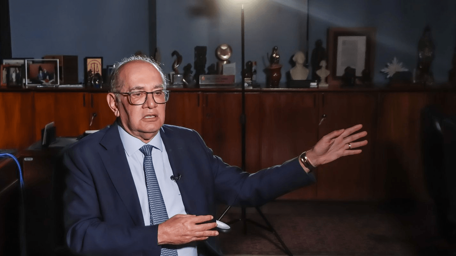 Gilmar Mendes durante entrevista em seu gabinete