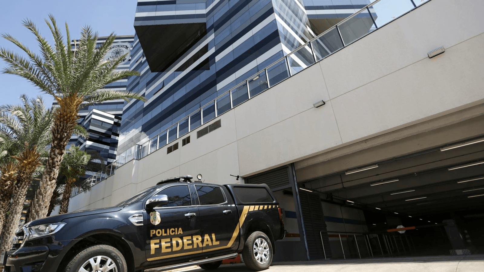 Viatura e movimentação na sede da Polícia Federal