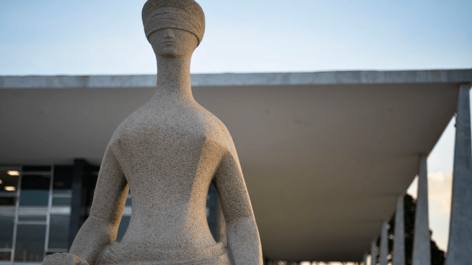Escultura A Justiça diante do Supremo Tribunal Federal