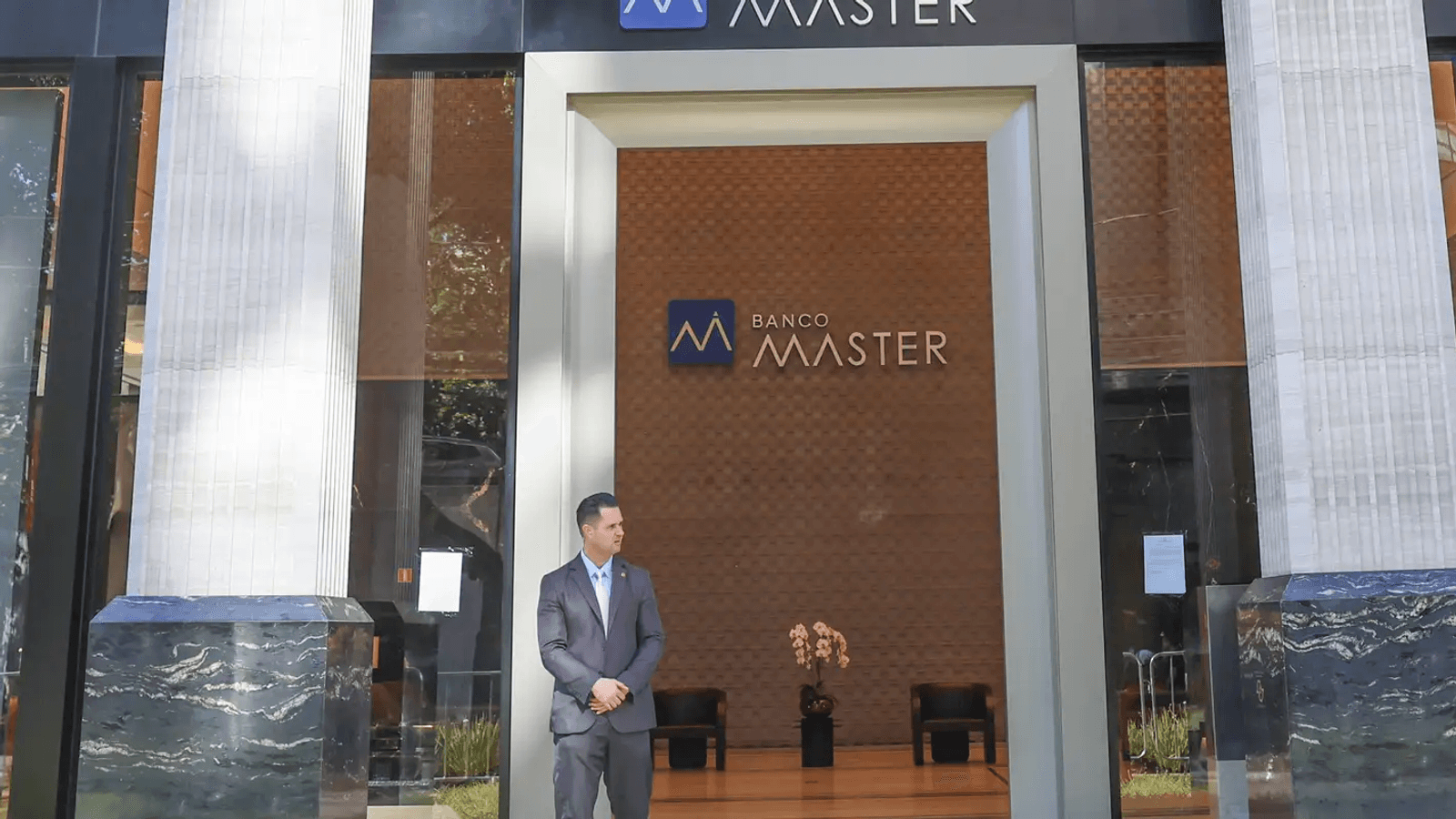 Entrada de edifício do Banco Master em São Paulo