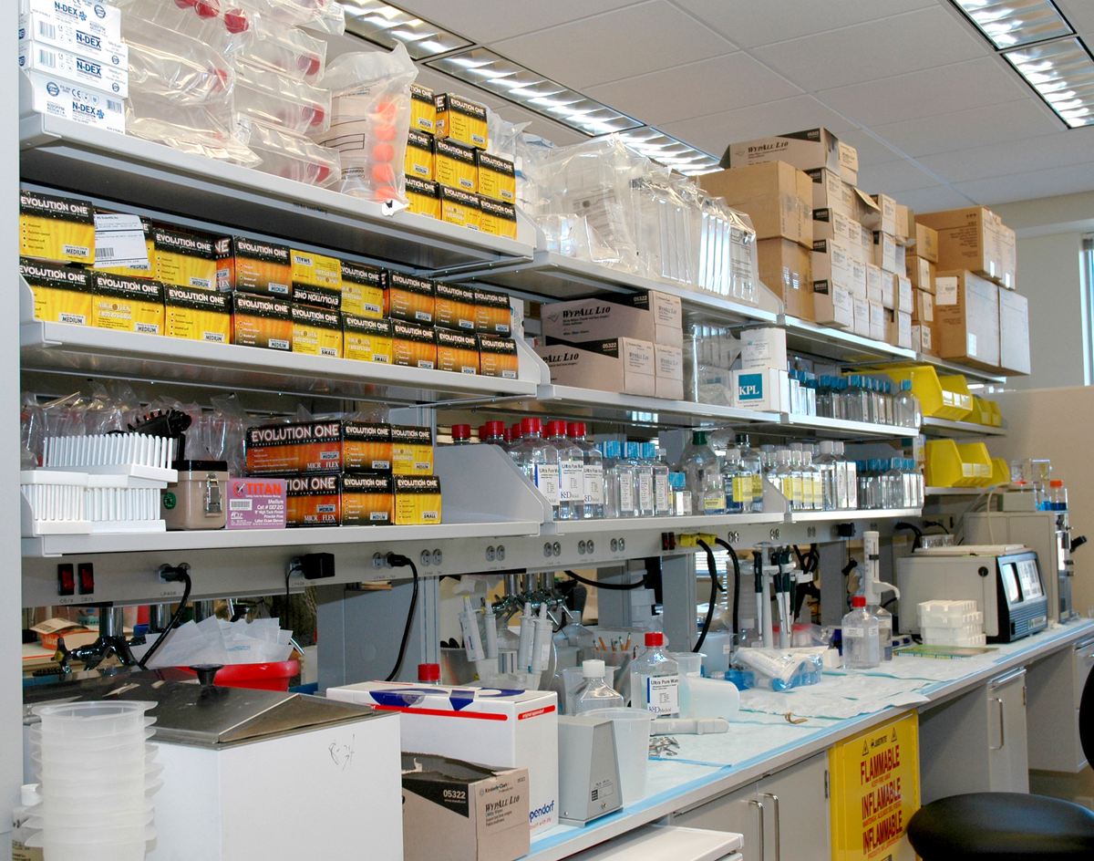 Bancada e equipamentos de laboratório dos NIH.