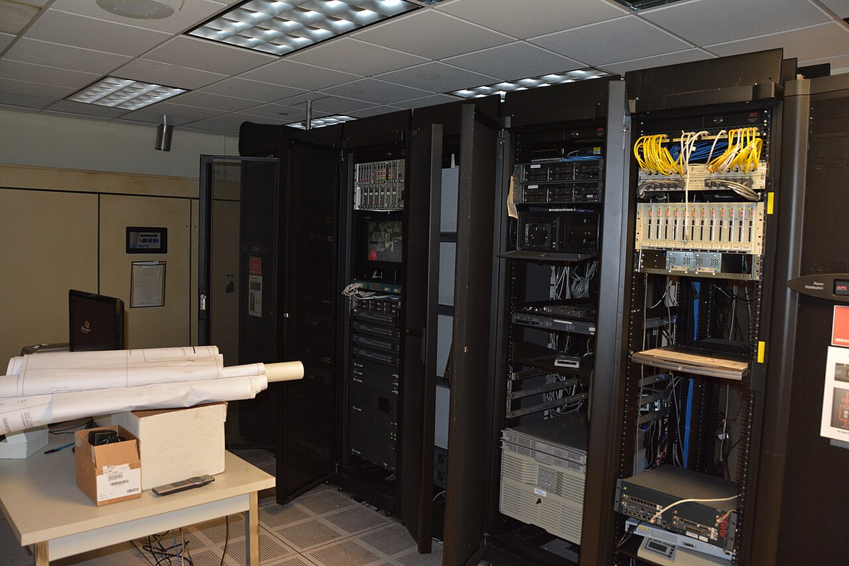 Racks e equipamentos de rede em um centro de dados.